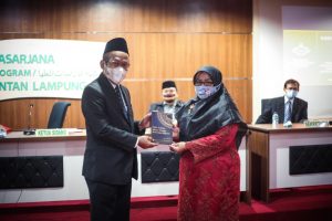 Penyerahan Buku karya Oriza Agustin