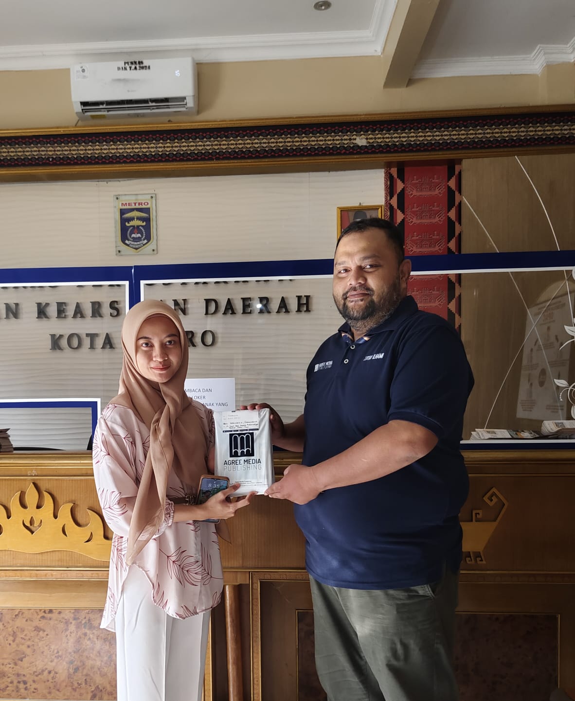 You are currently viewing Agree Media Perkuat Literasi Daerah dengan Serahkan Karya ke Perpusda Metro Lampung